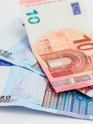 “佛堂藏玄机！诵经四曰，兄弟哀迎宾，网友：超度、移视线？”